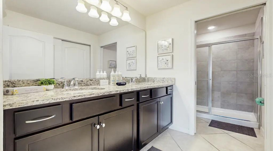 DAVENPORT, Florida 33837, 5 Bedrooms Bedrooms, ,4 BathroomsBathrooms,Residential,For Sale,OAKMOSS,0,MFRO6362792