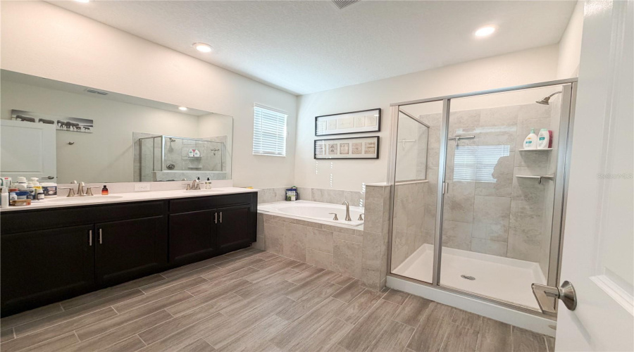 DAVENPORT, Florida 33896, 4 Bedrooms Bedrooms, ,3 BathroomsBathrooms,Residential,For Sale,FALLEN OAK,0,MFRO6363710