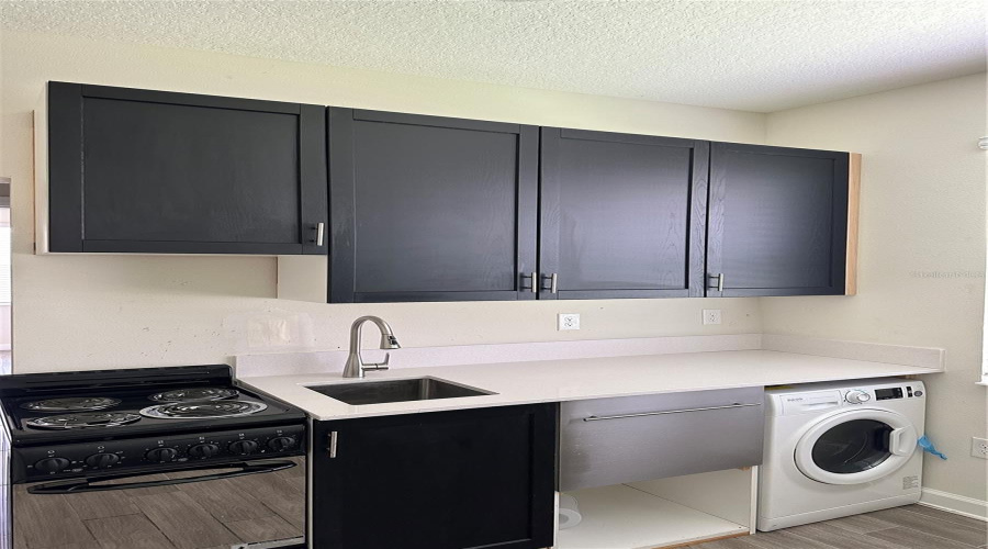 Kitchentte with dishwaser and washer/dryer combo