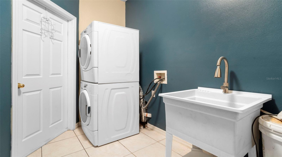 KISSIMMEE, Florida 34746, 5 Bedrooms Bedrooms, ,4 BathroomsBathrooms,Residential,For Sale,VALLEYVIEW,0,MFRS5139305