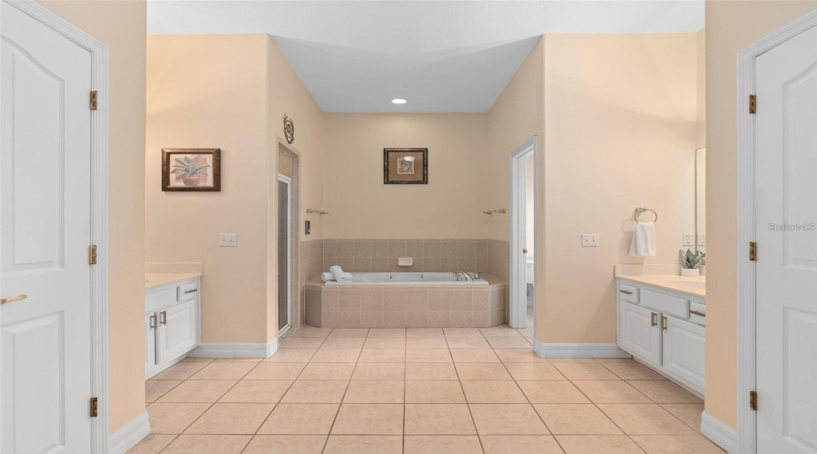 Main floor primary en-suite bath.