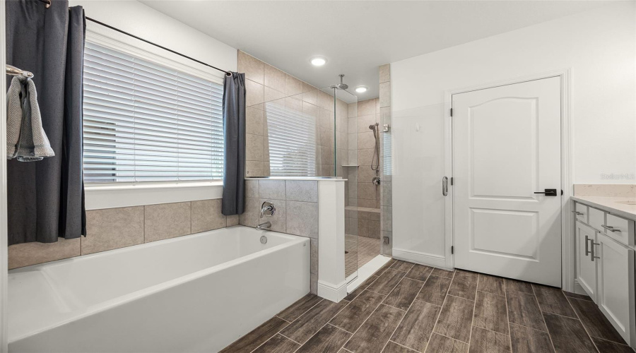 DAVENPORT, Florida 33837, 4 Bedrooms Bedrooms, ,3 BathroomsBathrooms,Residential,For Sale,OAK BLUFF,0,MFRO6321580