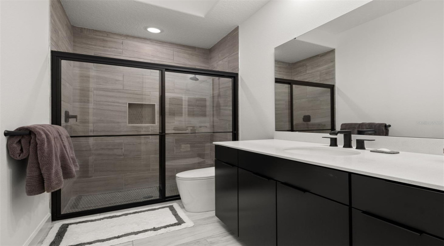 Convenient Full Bath