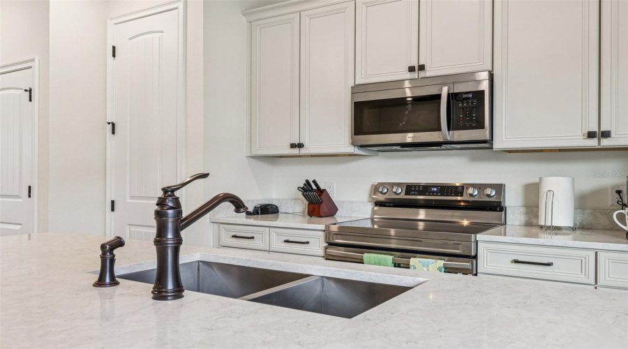 KISSIMMEE, Florida 34747, 3 Bedrooms Bedrooms, ,3 BathroomsBathrooms,Residential,For Sale,ON THE ROCKS,0,MFRTB8453088