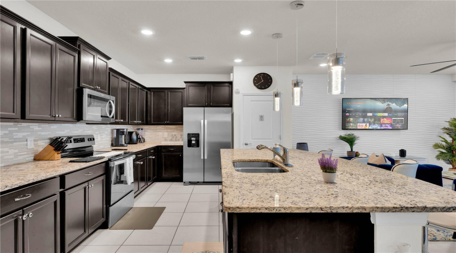 DAVENPORT, Florida 33897, 5 Bedrooms Bedrooms, ,4 BathroomsBathrooms,Residential,For Sale,PARADISE,0,MFRO6303324