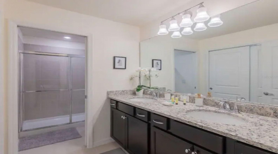 DAVENPORT, Florida 33897, 5 Bedrooms Bedrooms, ,4 BathroomsBathrooms,Residential,For Sale,PARADISE,0,MFRO6303324