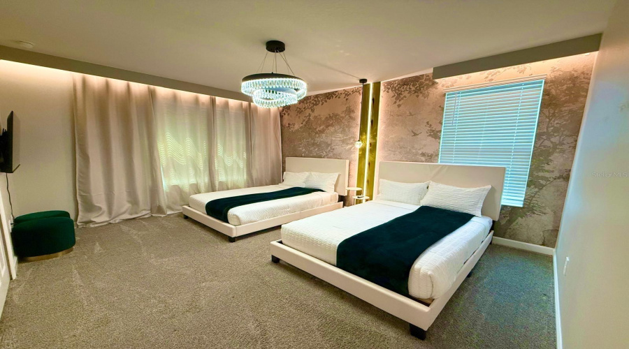 2-QUEEN BEDS UPSTAIRS