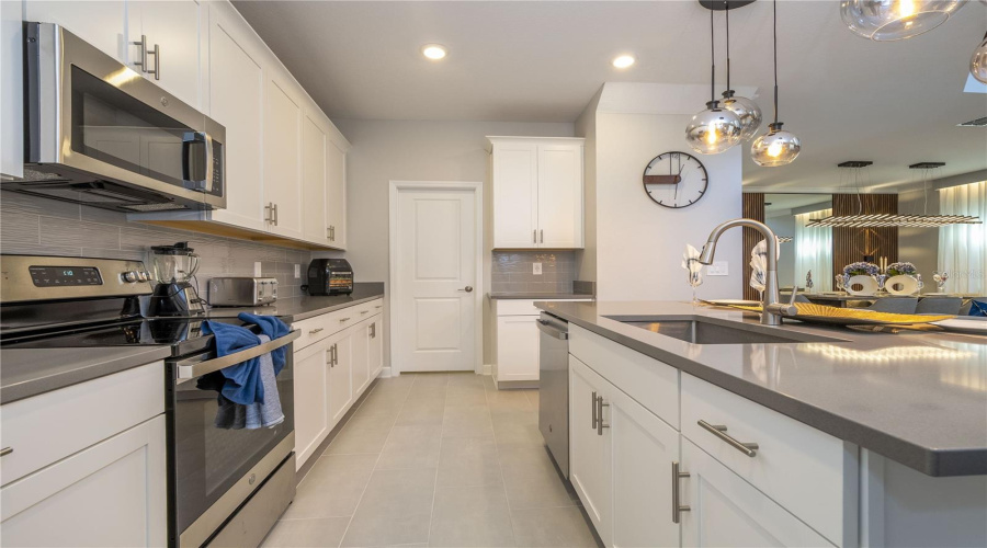 DAVENPORT, Florida 33896, 6 Bedrooms Bedrooms, ,5 BathroomsBathrooms,Residential,For Sale,TAKEAWAY,0,MFRO6313770