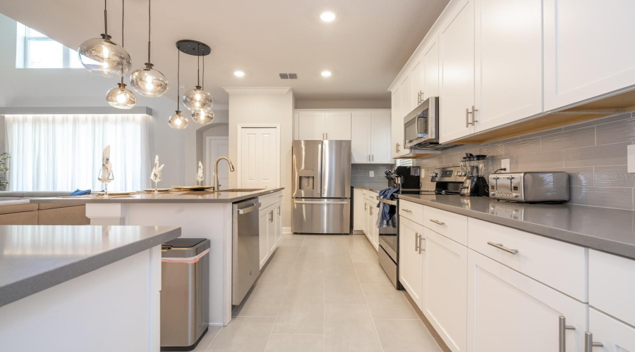 DAVENPORT, Florida 33896, 6 Bedrooms Bedrooms, ,5 BathroomsBathrooms,Residential,For Sale,TAKEAWAY,0,MFRO6313770