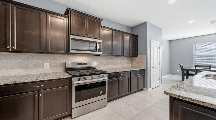 DAVENPORT, Florida 33837, 5 Bedrooms Bedrooms, ,4 BathroomsBathrooms,Residential,For Sale,MISTY OAK,0,MFRS5140112