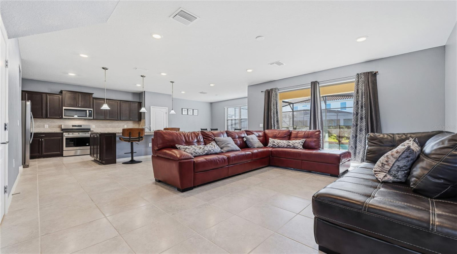 DAVENPORT, Florida 33837, 5 Bedrooms Bedrooms, ,4 BathroomsBathrooms,Residential,For Sale,MISTY OAK,0,MFRS5140112