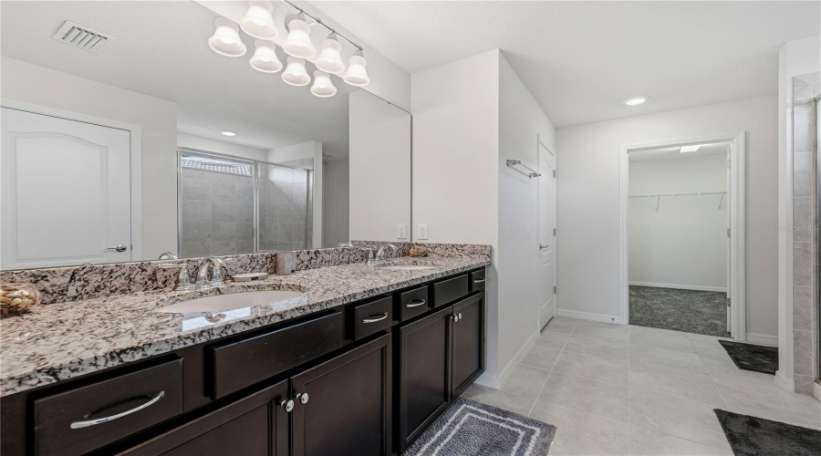 DAVENPORT, Florida 33837, 5 Bedrooms Bedrooms, ,4 BathroomsBathrooms,Residential,For Sale,MISTY OAK,0,MFRS5140112