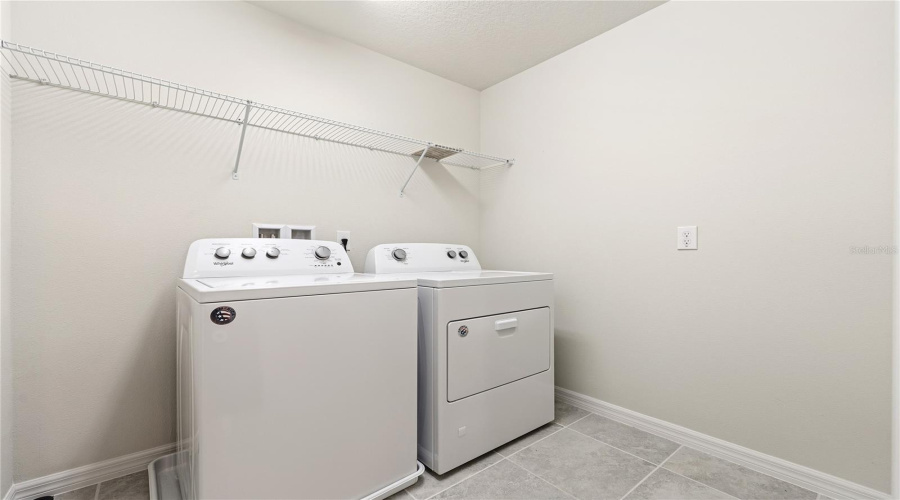 DAVENPORT, Florida 33837, 5 Bedrooms Bedrooms, ,4 BathroomsBathrooms,Residential,For Sale,MISTY OAK,0,MFRS5140112