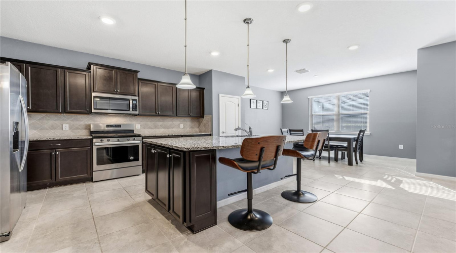 DAVENPORT, Florida 33837, 5 Bedrooms Bedrooms, ,4 BathroomsBathrooms,Residential,For Sale,MISTY OAK,0,MFRS5140112