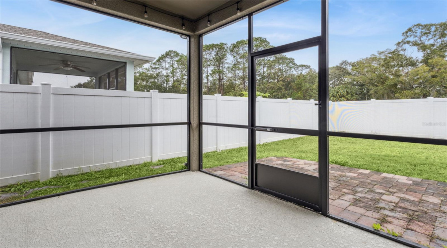 Enclosed lanai to enjoy the evening!