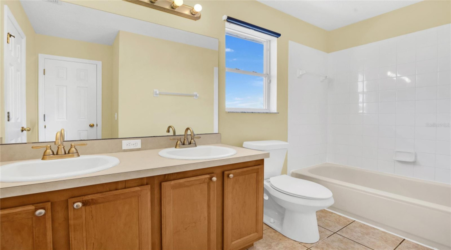 KISSIMMEE, Florida 34747, 5 Bedrooms Bedrooms, ,4 BathroomsBathrooms,Residential,For Sale,BLOOMING ALAMANDA,0,MFRO6367247