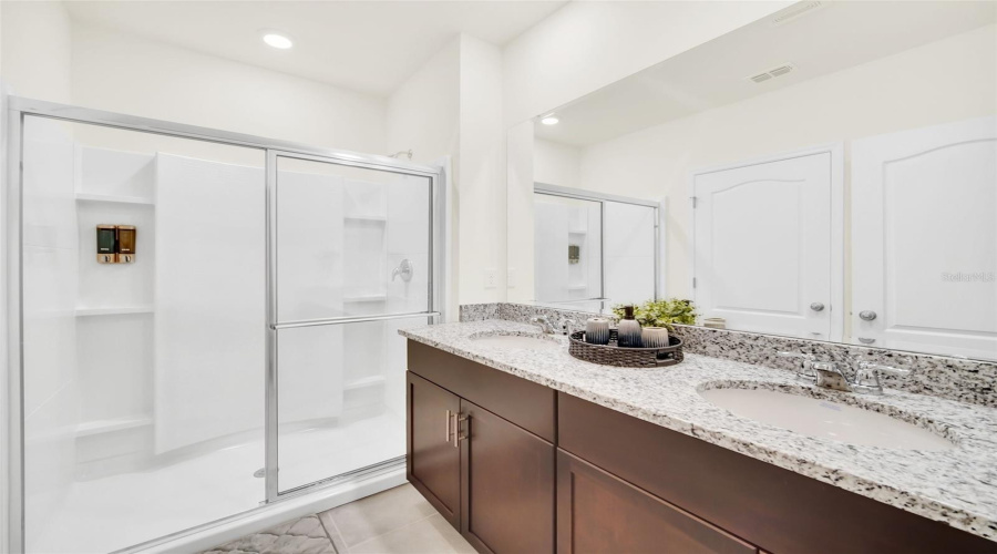 DAVENPORT, Florida 33837, 6 Bedrooms Bedrooms, ,5 BathroomsBathrooms,Residential,For Sale,OAKMOSS,0,MFRO6367564