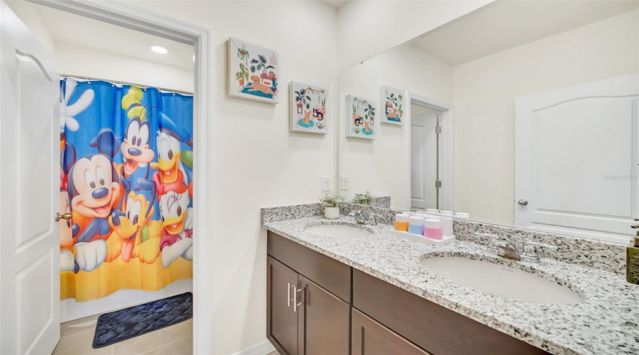 DAVENPORT, Florida 33837, 6 Bedrooms Bedrooms, ,5 BathroomsBathrooms,Residential,For Sale,OAKMOSS,0,MFRO6367564