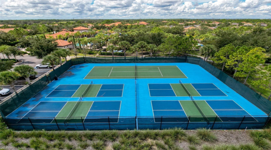 DAVENPORT, Florida 33837, 6 Bedrooms Bedrooms, ,5 BathroomsBathrooms,Residential,For Sale,OAKMOSS,0,MFRO6367564