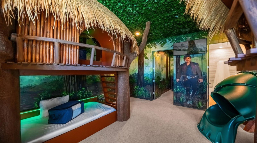 DAVENPORT, Florida 33837, 6 Bedrooms Bedrooms, ,4 BathroomsBathrooms,Residential,For Sale,PINE OAK,0,MFRS5118930