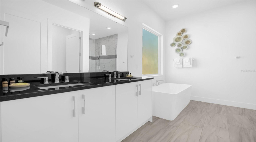 DAVENPORT, Florida 33837, 6 Bedrooms Bedrooms, ,4 BathroomsBathrooms,Residential,For Sale,PINE OAK,0,MFRS5118930