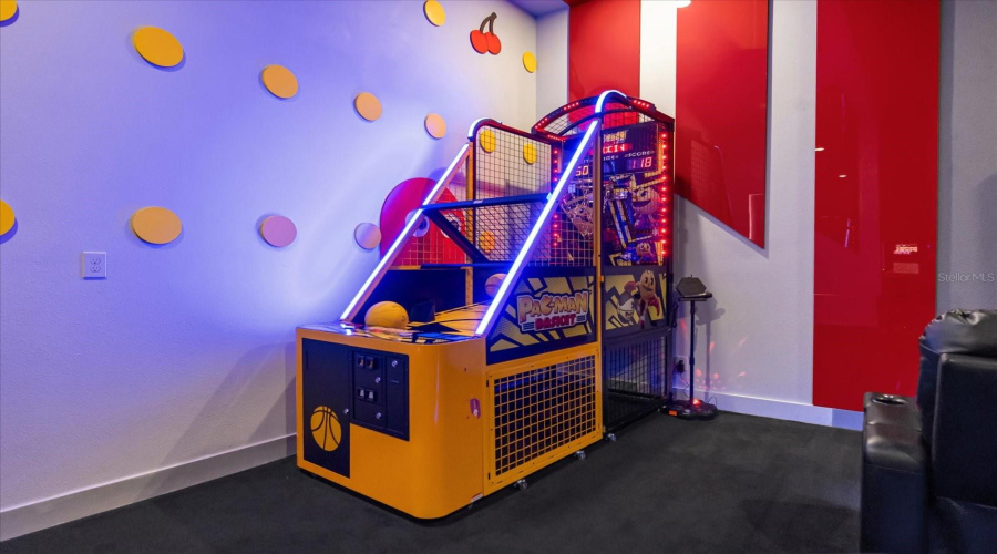 DAVENPORT, Florida 33837, 6 Bedrooms Bedrooms, ,4 BathroomsBathrooms,Residential,For Sale,PINE OAK,0,MFRS5118930