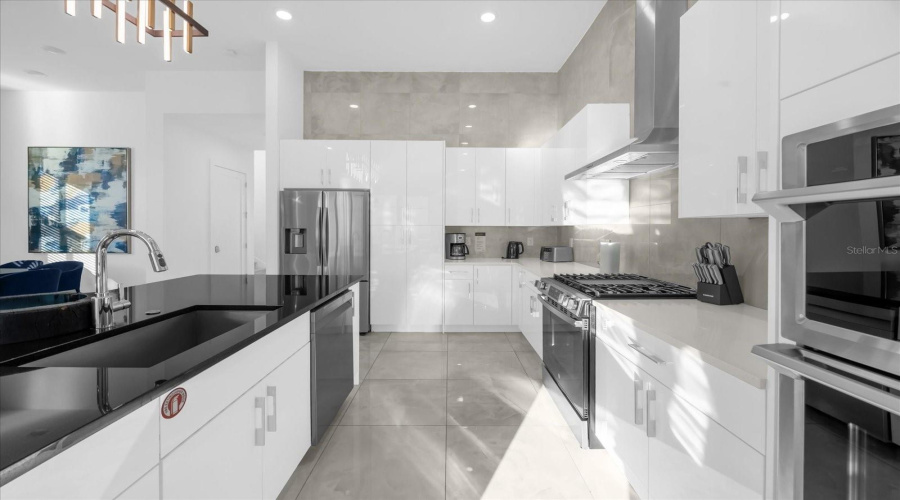 DAVENPORT, Florida 33837, 6 Bedrooms Bedrooms, ,4 BathroomsBathrooms,Residential,For Sale,PINE OAK,0,MFRS5118930