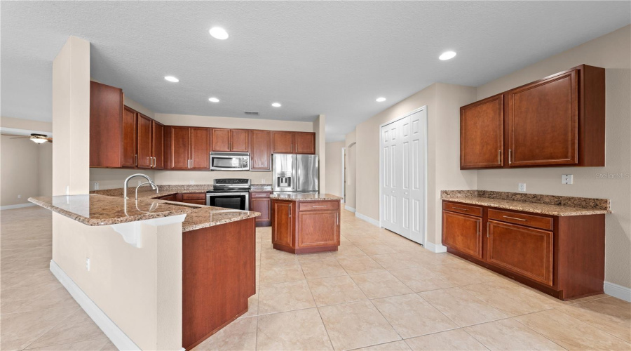 Kitchen (Fridge not staying)