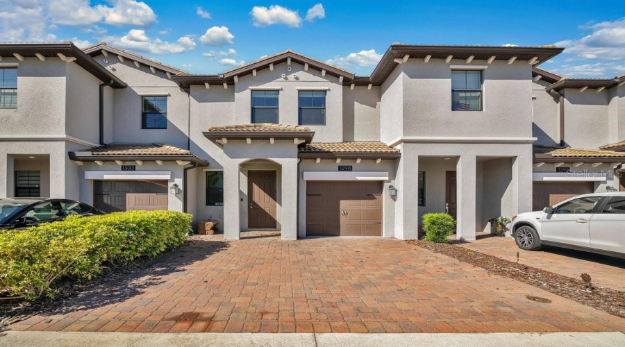 Welcome to 1298 Royal Saint George Boulevard