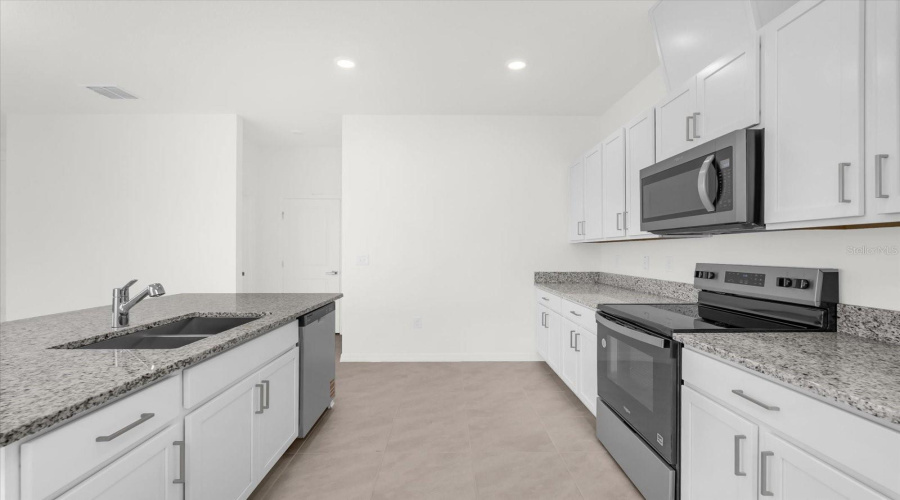 DAVENPORT, Florida 33896, 3 Bedrooms Bedrooms, ,2 BathroomsBathrooms,Residential,For Sale,WESTSIDE HILLS,0,MFRO6369464