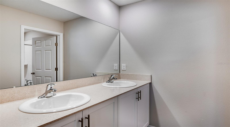 DAVENPORT, Florida 33837, 5 Bedrooms Bedrooms, ,3 BathroomsBathrooms,Residential,For Sale,ROLLING LAKE,0,MFRTB8408318