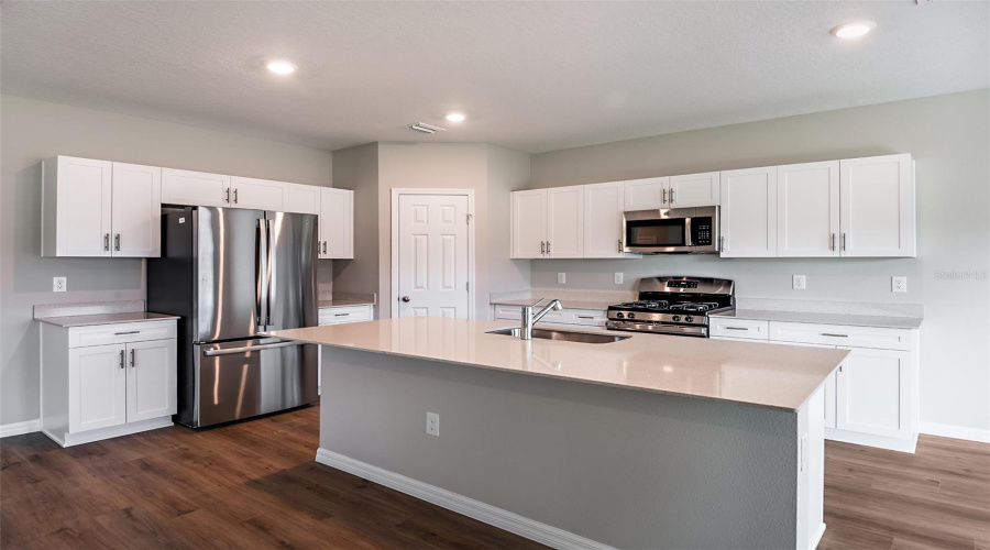 DAVENPORT, Florida 33837, 5 Bedrooms Bedrooms, ,3 BathroomsBathrooms,Residential,For Sale,ROLLING LAKE,0,MFRTB8408318