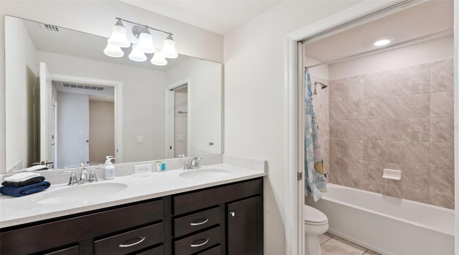 DAVENPORT, Florida 33837, 5 Bedrooms Bedrooms, ,4 BathroomsBathrooms,Residential,For Sale,OAKMOSS,0,MFRO6370415