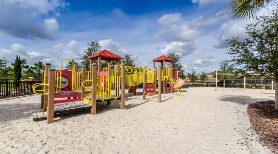 DAVENPORT, Florida 33837, 5 Bedrooms Bedrooms, ,4 BathroomsBathrooms,Residential,For Sale,OAKMOSS,0,MFRO6370415