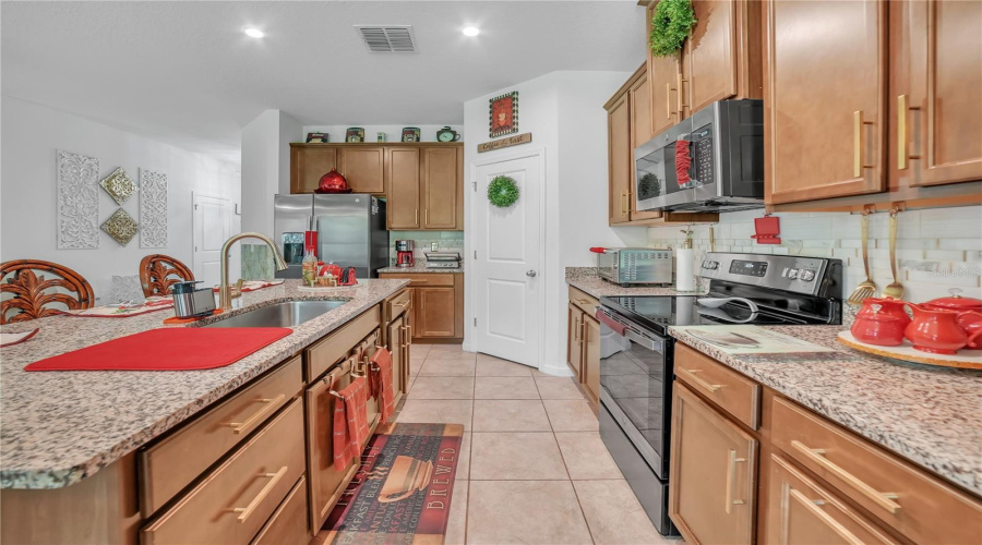 DAVENPORT, Florida 33896, 3 Bedrooms Bedrooms, ,2 BathroomsBathrooms,Residential,For Sale,SIESTA VISTA,0,MFRTB8403344