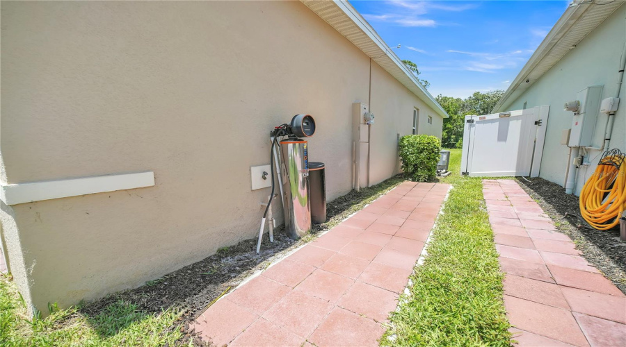 DAVENPORT, Florida 33896, 3 Bedrooms Bedrooms, ,2 BathroomsBathrooms,Residential,For Sale,SIESTA VISTA,0,MFRTB8403344