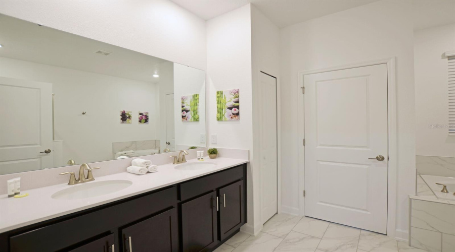 KISSIMMEE, Florida 34746, 8 Bedrooms Bedrooms, ,5 BathroomsBathrooms,Residential,For Sale,PARAGPRAH,0,MFRO6370456