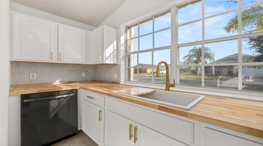 DAVENPORT, Florida 33837, 3 Bedrooms Bedrooms, ,2 BathroomsBathrooms,Residential,For Sale,SIR PHILLIPS,0,MFRS5140912