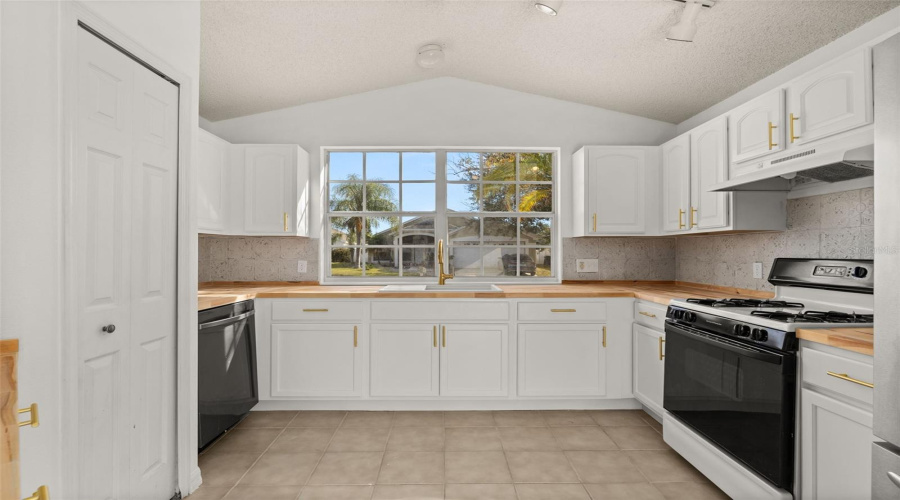 DAVENPORT, Florida 33837, 3 Bedrooms Bedrooms, ,2 BathroomsBathrooms,Residential,For Sale,SIR PHILLIPS,0,MFRS5140912