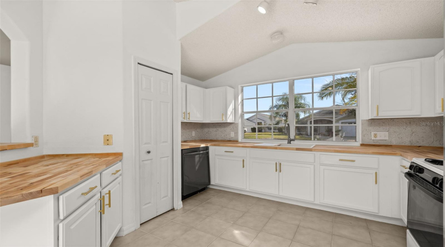 DAVENPORT, Florida 33837, 3 Bedrooms Bedrooms, ,2 BathroomsBathrooms,Residential,For Sale,SIR PHILLIPS,0,MFRS5140912