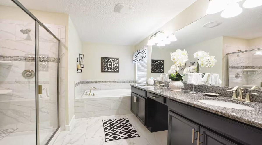 KISSIMMEE, Florida 34746, 6 Bedrooms Bedrooms, ,5 BathroomsBathrooms,Residential,For Sale,KINGS CASTLE,0,MFRO6369736