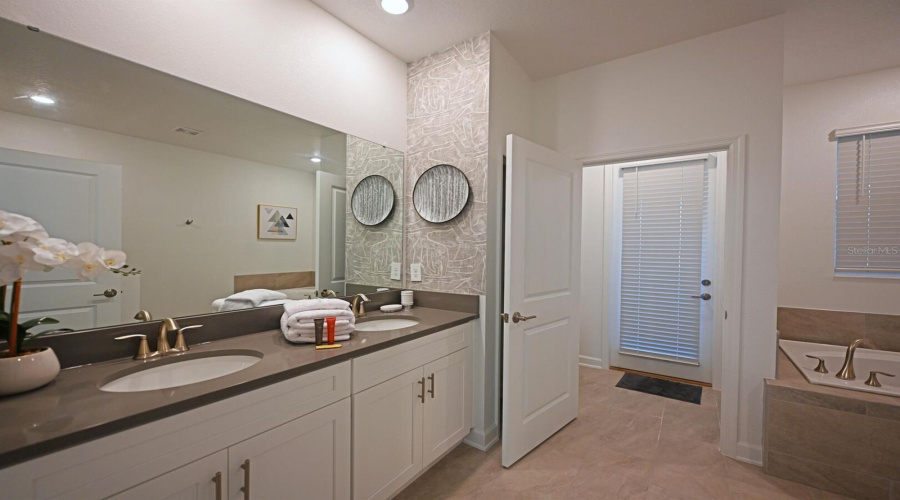 KISSIMMEE, Florida 34746, 8 Bedrooms Bedrooms, ,5 BathroomsBathrooms,Residential,For Sale,PARAGRAPH,0,MFRO6370464