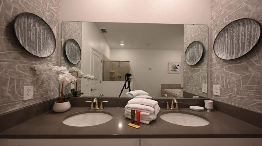 KISSIMMEE, Florida 34746, 8 Bedrooms Bedrooms, ,5 BathroomsBathrooms,Residential,For Sale,PARAGRAPH,0,MFRO6370464