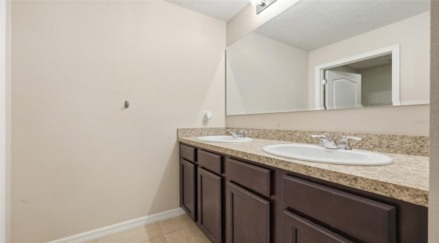 DAVENPORT, Florida 33897, 5 Bedrooms Bedrooms, ,3 BathroomsBathrooms,Residential,For Sale,LAZY WILLOW,0,MFRS5140894