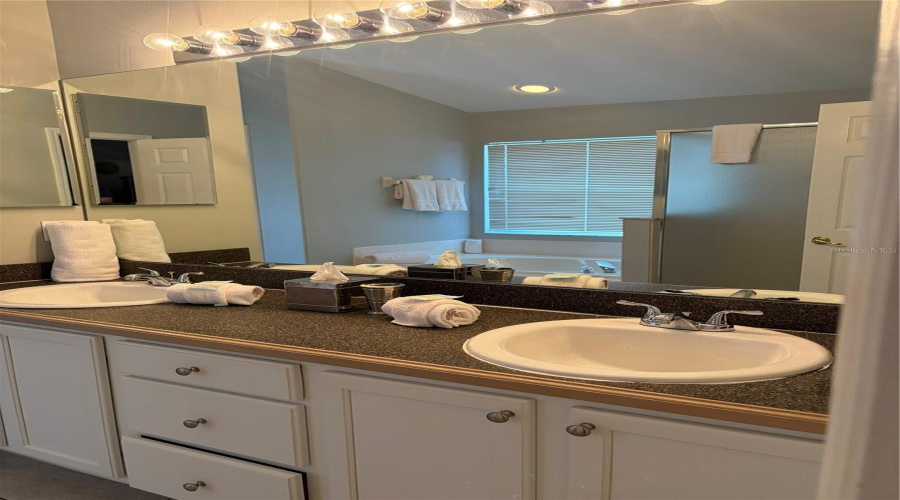 KISSIMMEE, Florida 34747, 5 Bedrooms Bedrooms, ,4 BathroomsBathrooms,Residential,For Sale,ROARING CREEK,0,MFRO6371323