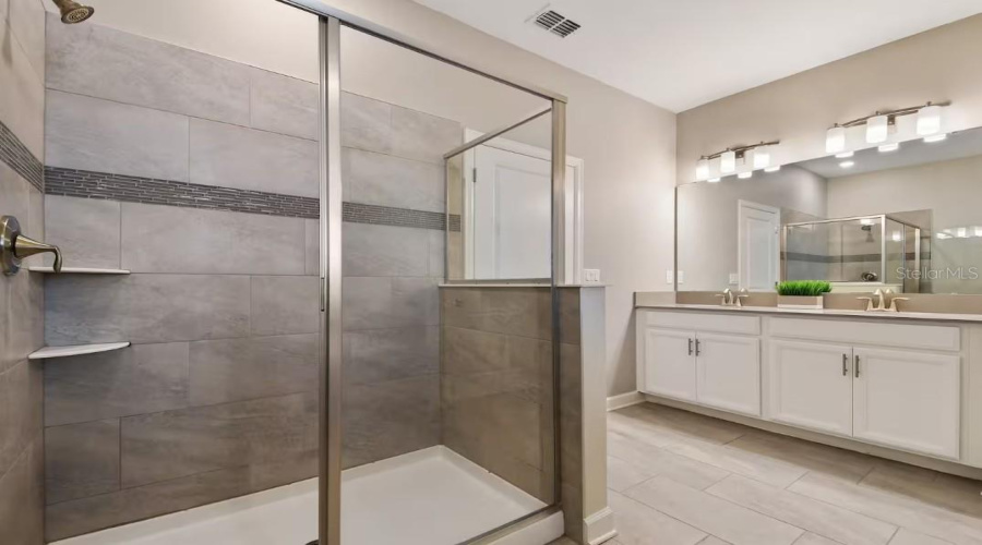 DAVENPORT, Florida 33896, 8 Bedrooms Bedrooms, ,5 BathroomsBathrooms,Residential,For Sale,MAIDSTONE,0,MFRO6371401