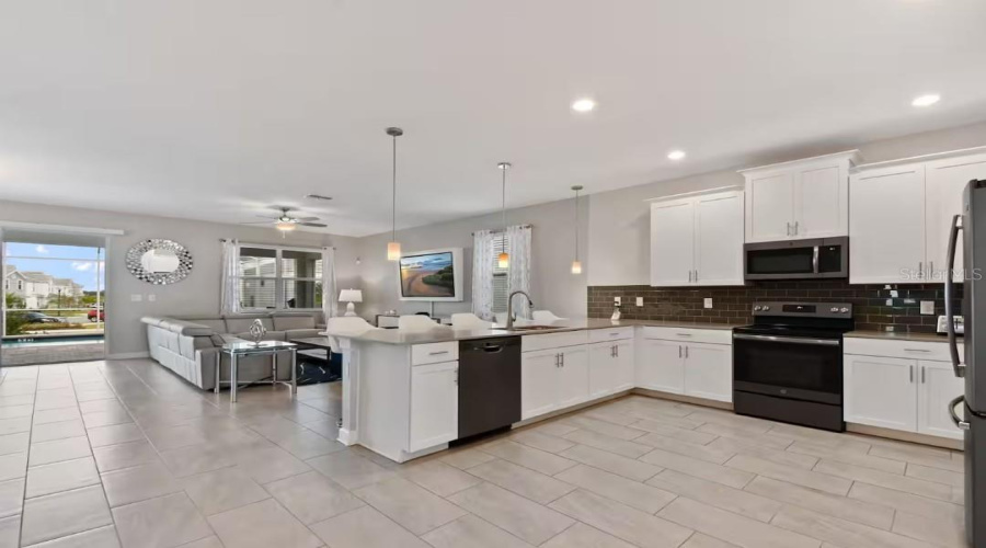 DAVENPORT, Florida 33896, 8 Bedrooms Bedrooms, ,5 BathroomsBathrooms,Residential,For Sale,MAIDSTONE,0,MFRO6371401