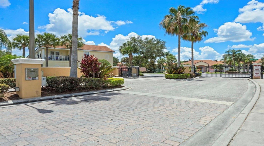 KISSIMMEE, Florida 34746, 3 Bedrooms Bedrooms, ,2 BathroomsBathrooms,Residential,For Sale,CORAL CASTLE,0,MFRS5141210