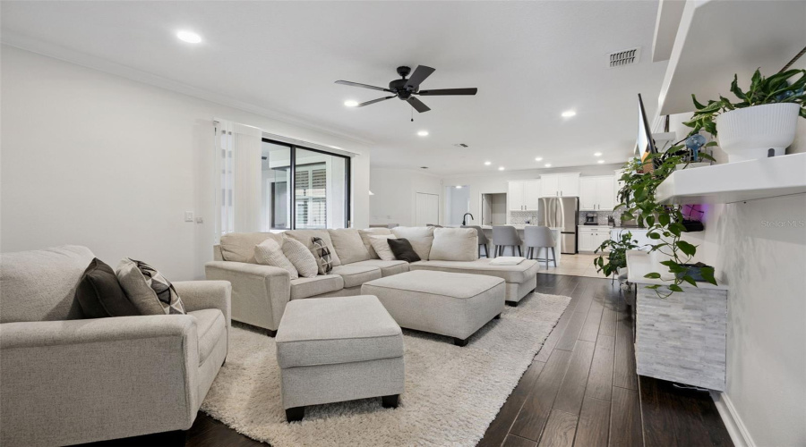 DAVENPORT, Florida 33896, 5 Bedrooms Bedrooms, ,4 BathroomsBathrooms,Residential,For Sale,DEUCE,0,MFRS5141188