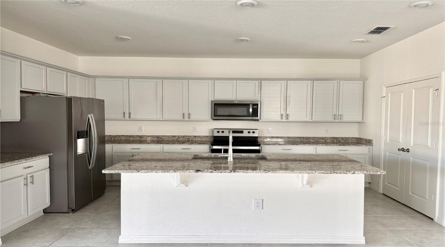 DAVENPORT, Florida 33896, 4 Bedrooms Bedrooms, ,3 BathroomsBathrooms,Residential,For Sale,HOOTON,0,MFRO6372292